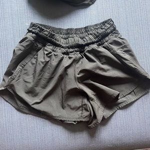Lululemon size 6 tracker short